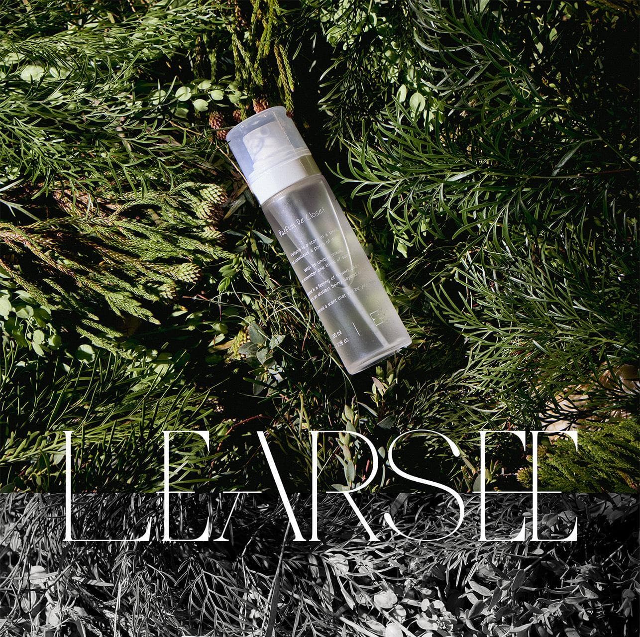 풀숲 위에 놓인 LEARSEE 퍼퓸 미스트